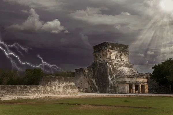 Thunderstorm and sun under mayan ruins Chichen Itza Mexico — Stock Photo, Image