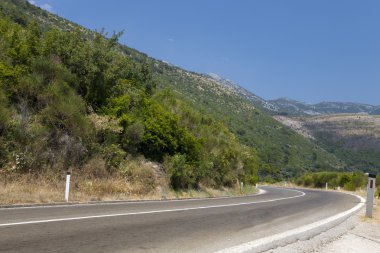 Mavi gökyüzü ile dağ yolu