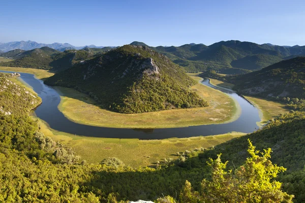 Rzeka w góry krzyż dolinie, Czarnogóra — Zdjęcie stockowe