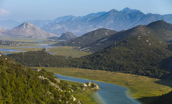 Rivier in de berg kruis de vallei, montenegro — Stockfoto
