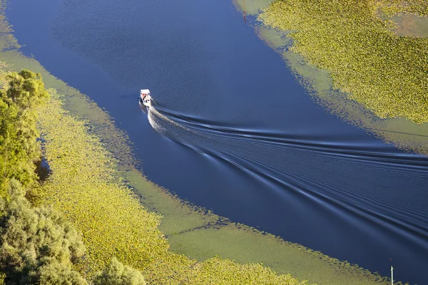 Barco está navegando a lo largo del río a través — Foto de Stock