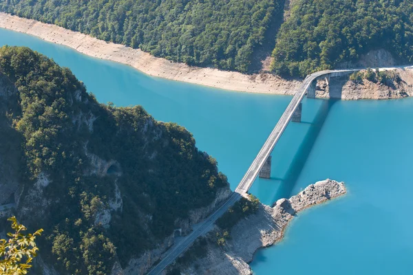 Most niebieski rzekę w górach, Czarnogóra — Zdjęcie stockowe