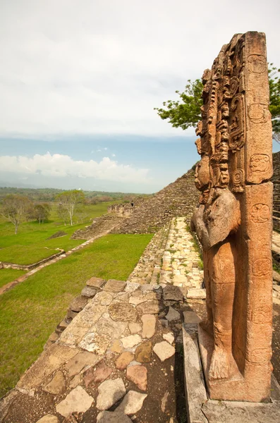 Maya ruiner i djungeln, porträtt av Gud, tonina i Mexiko — Stockfoto
