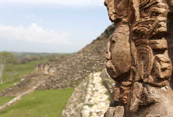 Maya ruins in jungle, portrait of the God, Tonina in Mexico — Stock Photo, Image