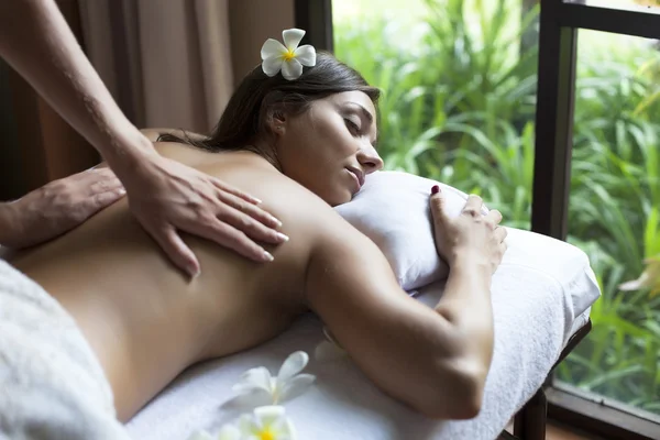 Beautiful young woman relax in spa situation — Stock Photo, Image