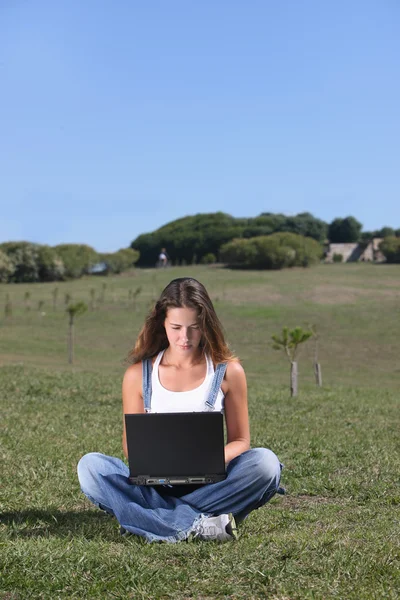 Jonge vrouw met laptop — Stockfoto