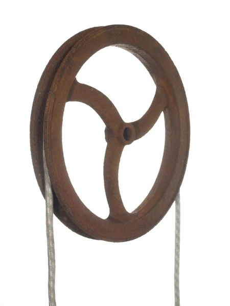 Oude roestige riemschijf met een touw gegooid, geïsoleerde op wit. — Stockfoto