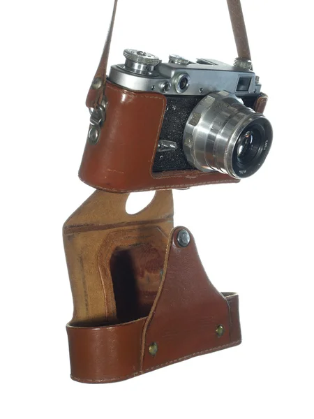 क्लासिक विंटेज कैमरा एक चमड़ा कवर में, सफेद बैक पर अलग — स्टॉक फ़ोटो, इमेज