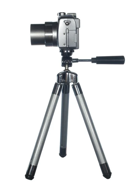 Ammattimainen digitaalikamera jalustalla, eristetty valkoisella selällä — kuvapankkivalokuva