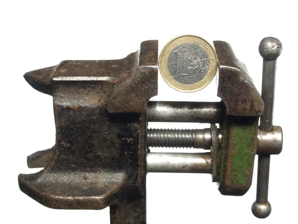 Moneda Shabby en un euro se sujeta en el vicio viejo, aislado en —  Fotos de Stock