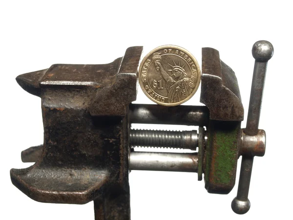 Монета один долар затиснута в старому віце, ізольована на білому — стокове фото