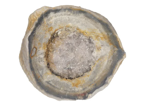 Gehackter Stein mit einem Hohlraum gefüllt mit Kristallen im Inneren, isolieren — Stockfoto