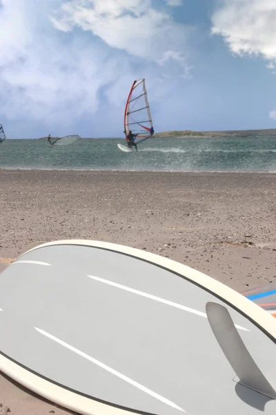 Surfbräda och surfare vindsurfing i en storm — Stockfoto