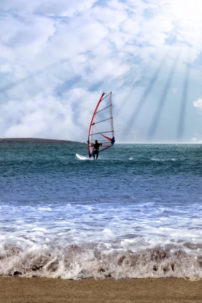Surfer w burzy z promieni słonecznych — Zdjęcie stockowe