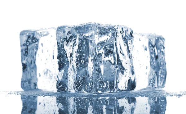 Drie ijsblokjes met water drops — Stockfoto