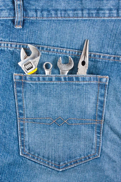 Mehrere Werkzeuge an einer Jeanstasche — Stockfoto