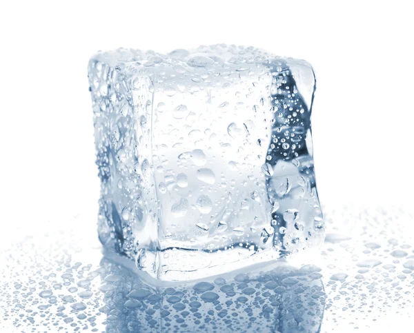 Cubo di ghiaccio con gocce d'acqua — Foto Stock