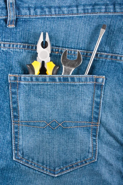 Mehrere Werkzeuge an einer blauen Jeanstasche — Stockfoto