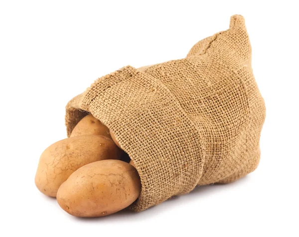 Свежий сырой картофель в мешочке — стоковое фото