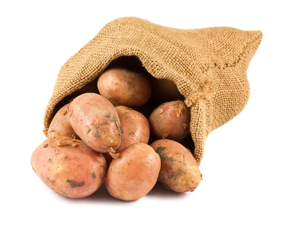 Patatas frescas crudas en saco de arpillera — Foto de Stock
