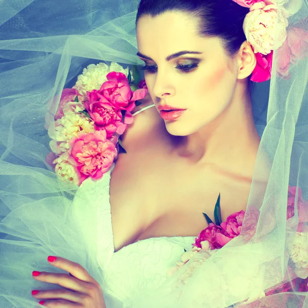 Uma morena sexual elegante está em um vestido de casamento, cores rosa decoradas — Fotografia de Stock