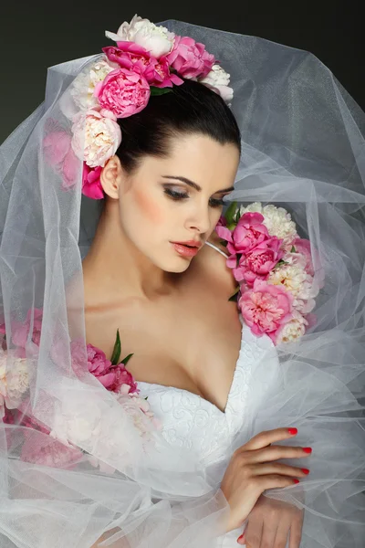 An elegant sexual brunette is in a wedding-dress, decorated pink colors — Stock Photo, Image