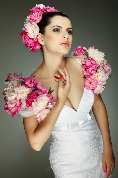 优雅的性布鲁内特是在一件婚纱装饰粉红颜色 — 图库照片