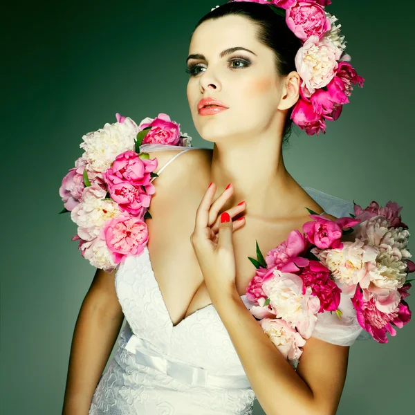 Egy elegáns szexuális barna van egy esküvői ruha, díszített rózsaszín színben — Stock Fotó