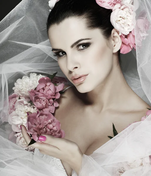 Elegantní sexuální brunetka je svatební šaty, zdobené růžové barvy — Stock fotografie