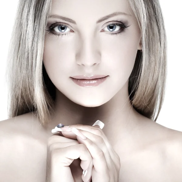 Closeup portret van sexy whiteheaded jonge vrouw met mooie blauwe ogen op witte achtergrond — Stockfoto