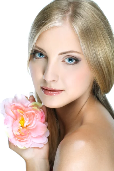 Крупним планом портрет сексуальної білої молодої жінки з красивими блакитними очима на білому тлі — стокове фото