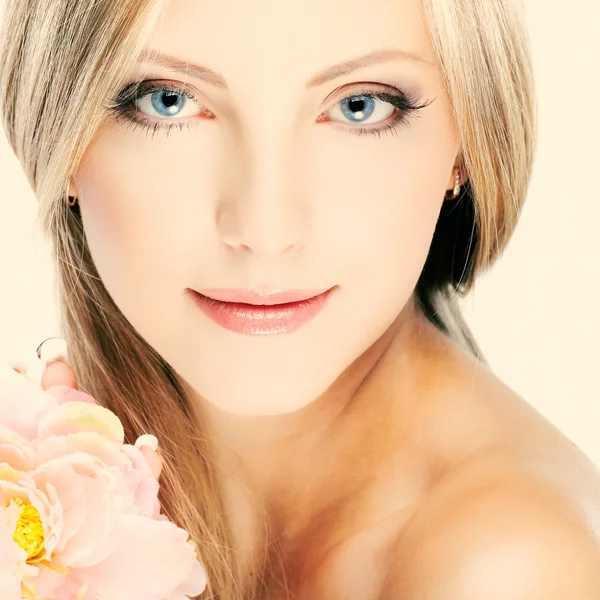 Primer plano retrato de sexy mujer joven de cabeza blanca con hermosos ojos azules sobre fondo blanco — Foto de Stock