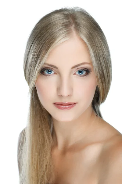 Primer plano retrato de sexy mujer joven de cabeza blanca con hermosos ojos azules sobre fondo blanco — Foto de Stock