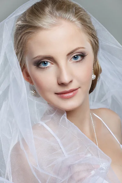 En vacker sexuella brud är i en brudklänning, bröllop dekoration — Stockfoto