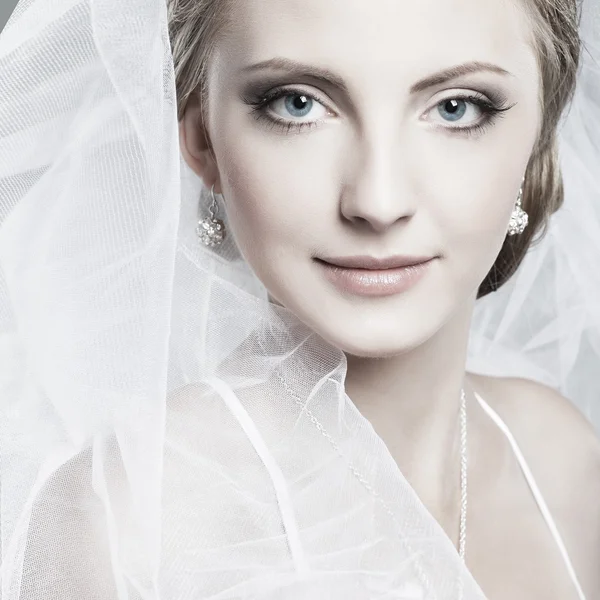 Une belle mariée sexuelle est dans une robe de mariée, décoration de mariage — Photo