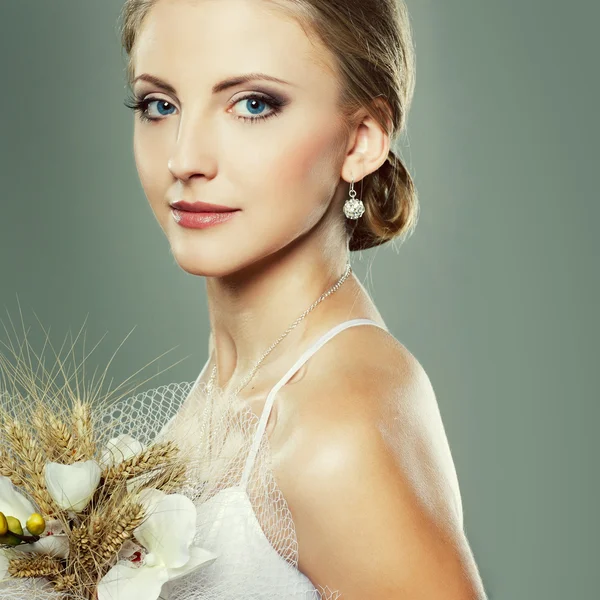 Una hermosa novia sexual está en un vestido de novia, decoración de la boda —  Fotos de Stock