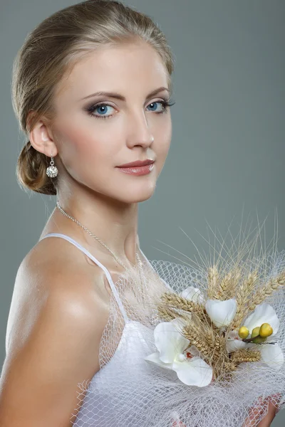 Eine schöne sexuelle Braut ist in einem Brautkleid, Hochzeitsdekoration — Stockfoto