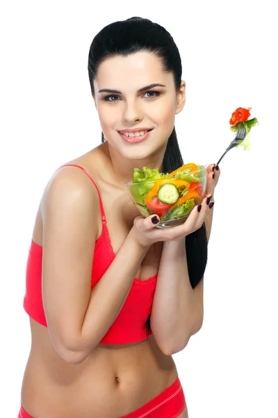 Porträt einer hübschen jungen Frau, die Gemüsesalat auf weißem Hintergrund isst — Stockfoto