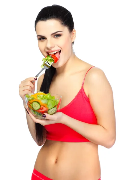 Porträtt av en ganska ung kvinna äta grönsakssallad isolerad på en vit bakgrund — Stockfoto