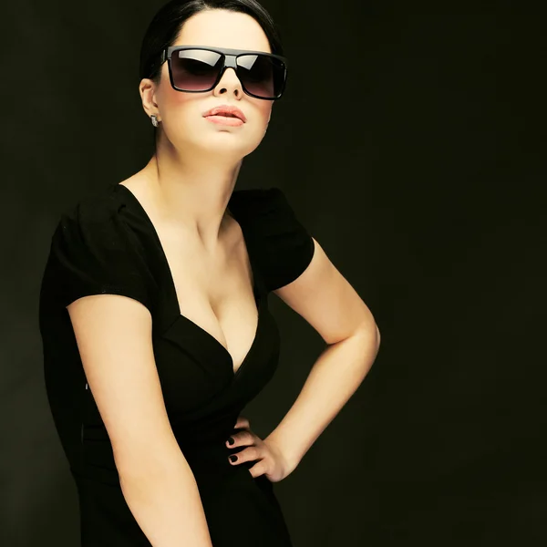 Elegantní sexuální žena v černých šatech v módní styl — Stock fotografie