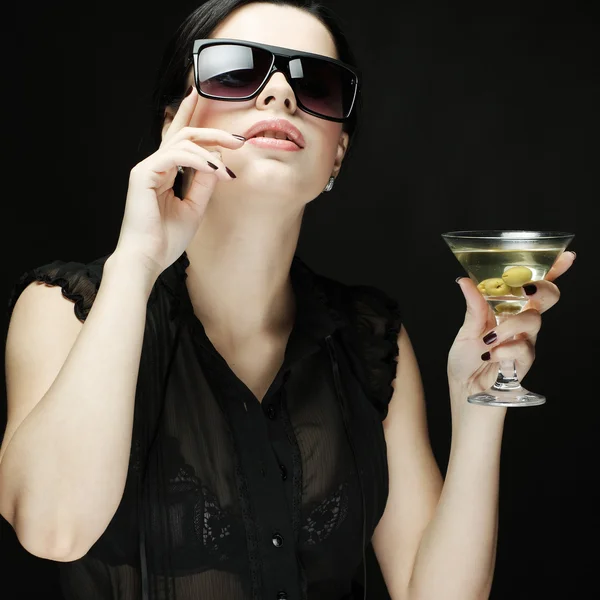 Hermosa joven con vaso de martini — Foto de Stock