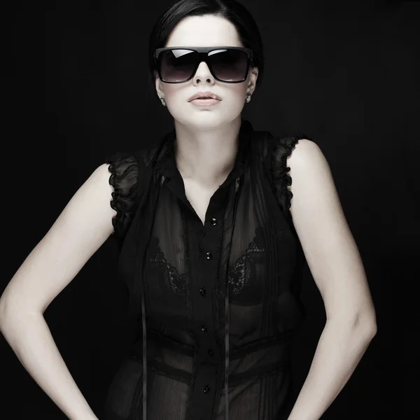 Элегантная сексуальная женщина в черной одежде в стиле моды — стоковое фото