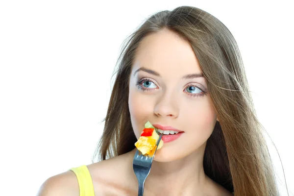 Porträt einer hübschen jungen Frau, die Obstsalat isoliert auf weißem Hintergrund isst — Stockfoto