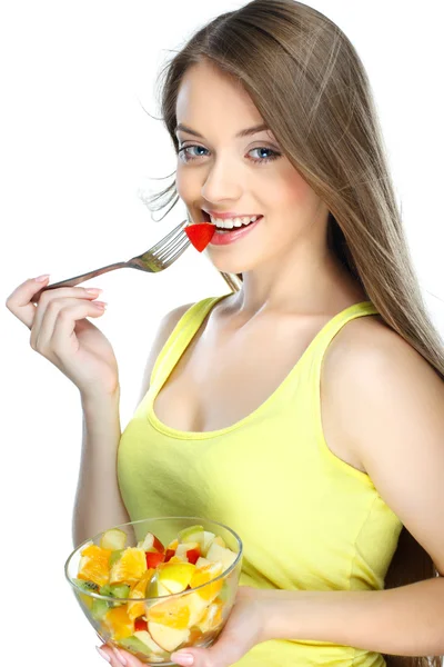 Beyaz bir arka plan üzerinde izole meyve salatası yemek oldukça genç bir kadın portresi — Stok fotoğraf
