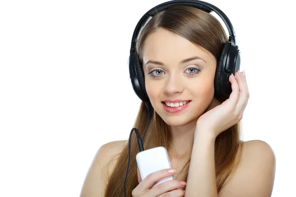 Bella ragazza con cuffie ascoltare musica isolata su uno sfondo bianco — Foto Stock