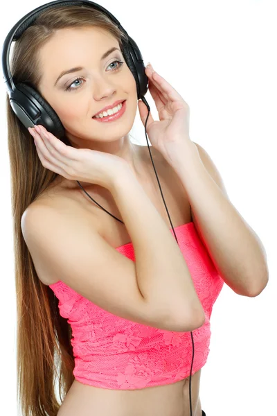 Menina bonita com fones de ouvido ouvir música isolada em um fundo branco — Fotografia de Stock