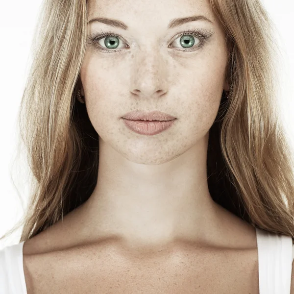 Портрет сексуальної рудоволоса молода жінка з красивими блакитними очима на білому тлі — стокове фото