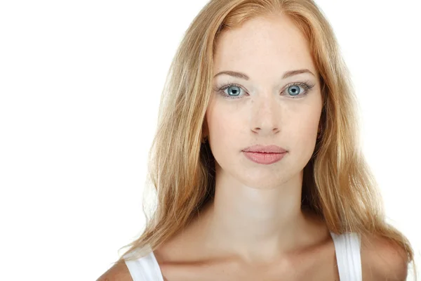 Gyönyörű kék szemek, fehér háttér szexi vörös hajú fiatal nő portréja — Stock Fotó