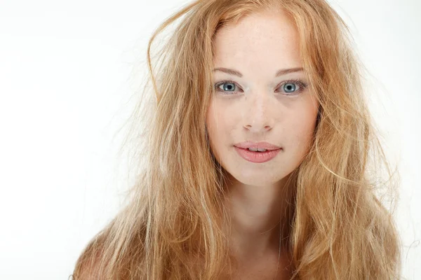 Porträtt av sexiga rödhåriga ung kvinna med vackra blå ögon på vit bakgrund — Stockfoto