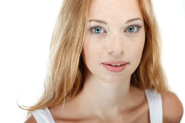 Closeup portret van sexy roodharige jonge vrouw met mooie blauwe ogen op witte achtergrond — Stockfoto